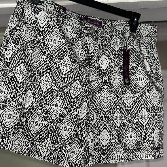 Gloria Vanderbilt Women’s Black White Print Shorts Size 14 NWT - Picture 1 of 4